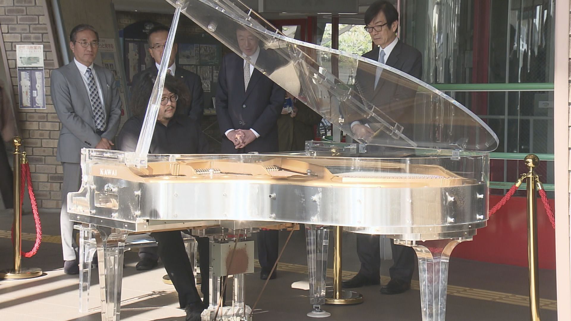 クリスタルピアノのお披露目式 ジャズ発祥の地 神戸に登場 サンテレビニュース