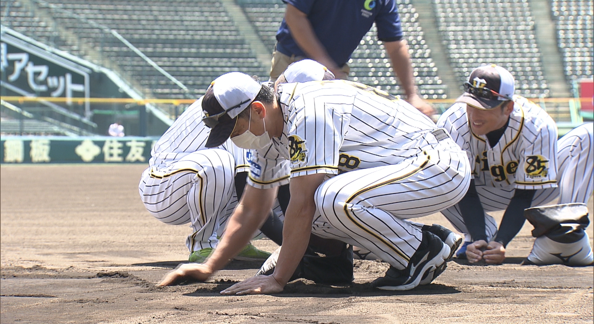 阪神タイガースの選手が 甲子園の土 集め 高3球児へ届け サンテレビニュース