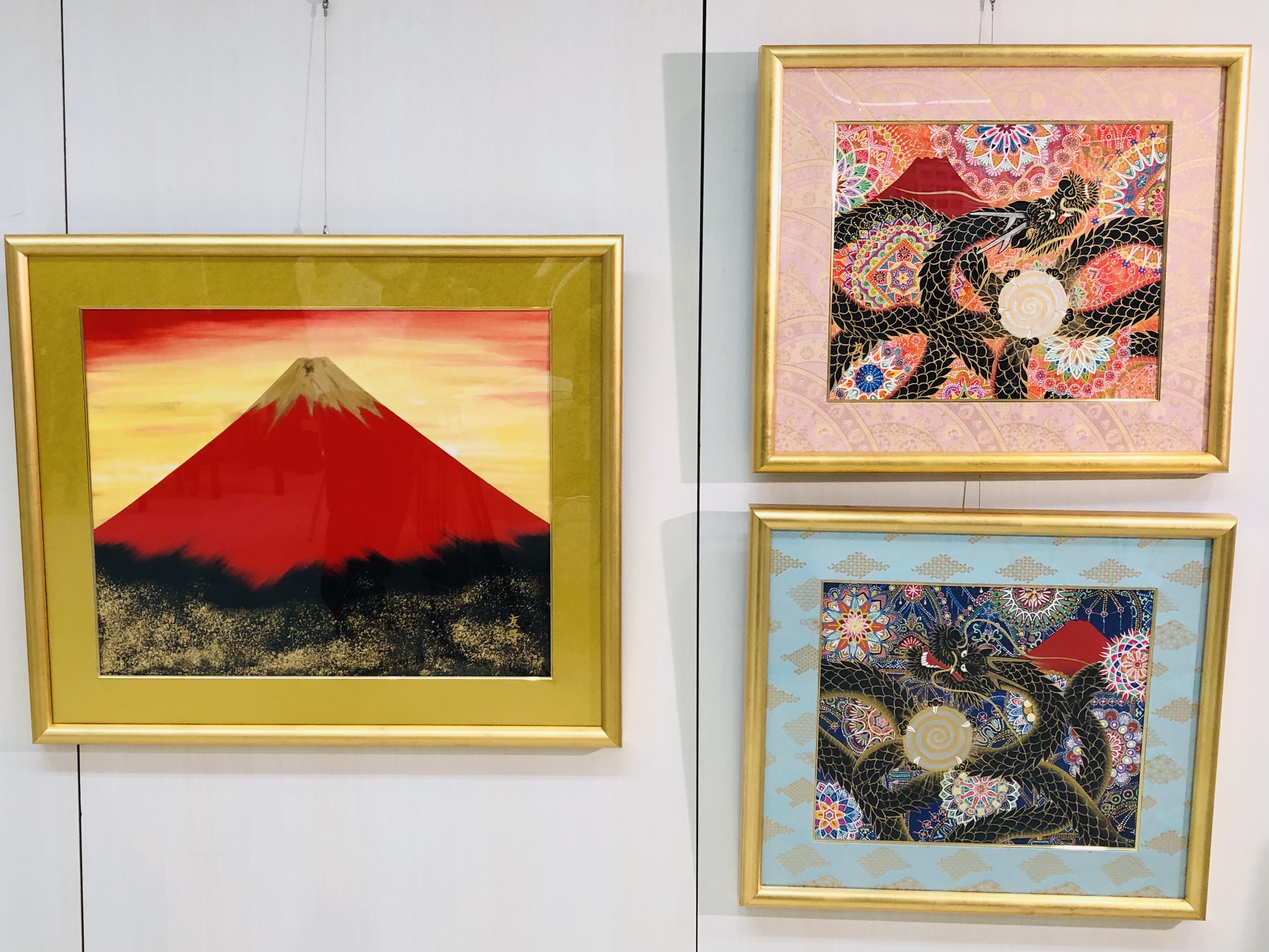 あいはら友子 開運絵画 「赤富士に飛龍（ブラック・桜） 」 8号 - 絵画