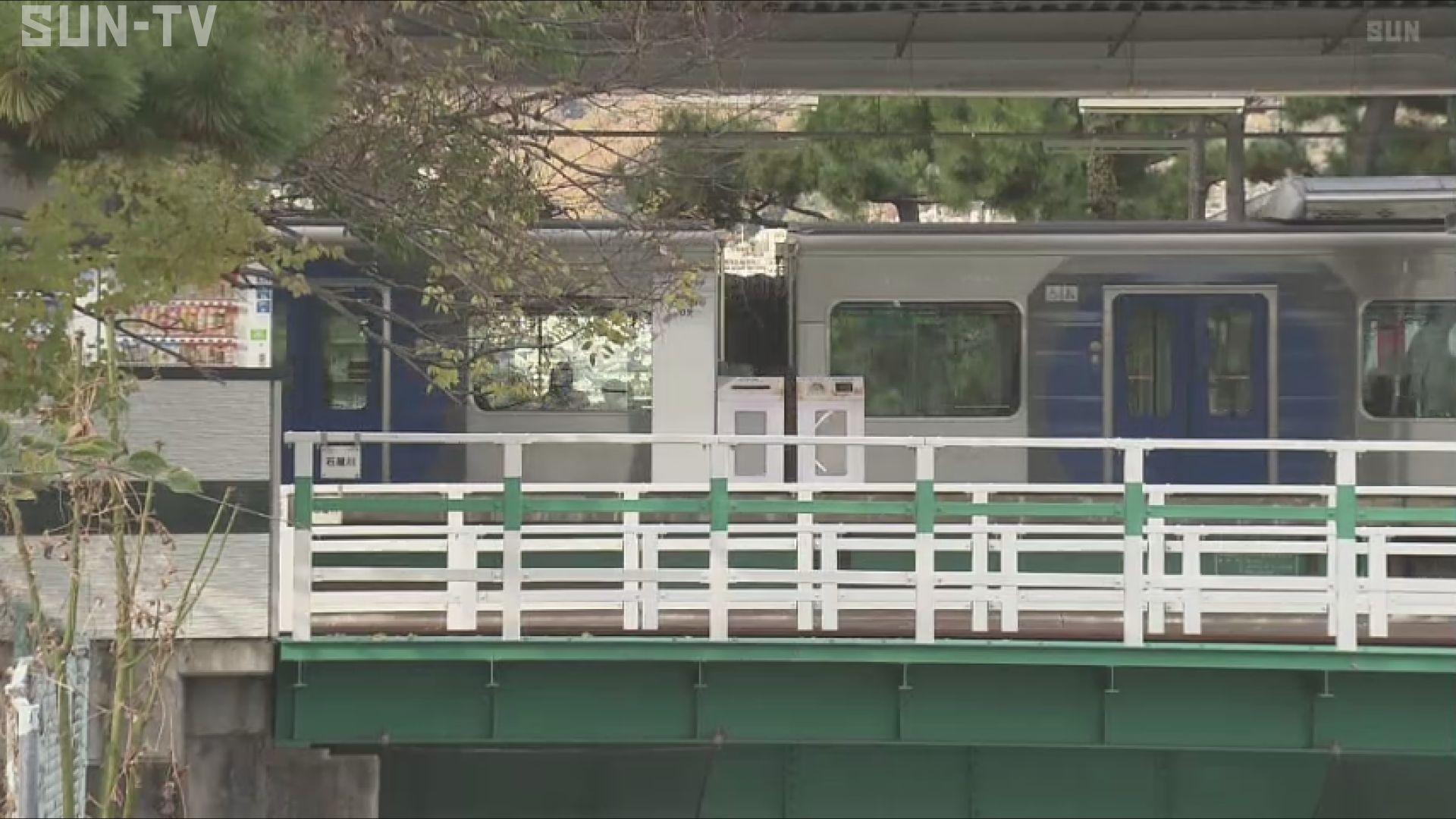 阪神石屋川駅で回送電車と衝突 線路上に寝転んでいた警察官の男性（44